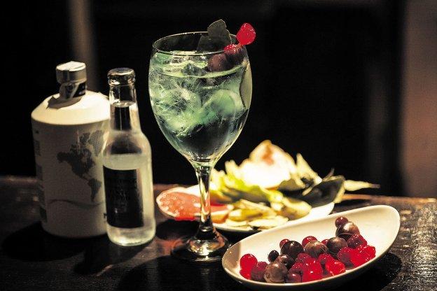 El gin-tonic no necesita más ingredientes que una buena ginebra, una tónica, dos o tres piedras de hielo y un cítrico para perfumar la mezcla.