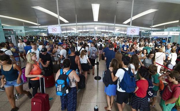 Colas en el aeropuerto de El Prat ayer, durante la jornada de huelga de vigilantes