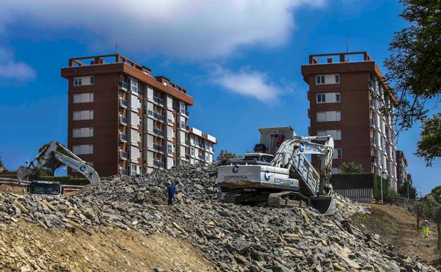 Las excavadoras de Copsesa ya están trabajando en el movimiento de tierras y urbanización en la finca en la que Real de Piasca construirá 72 viviendas