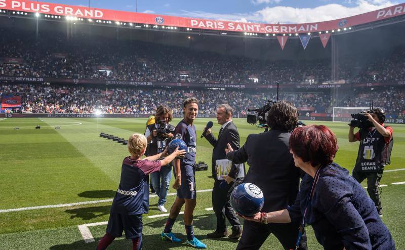 El futbolista brasileño fue recibido por 45.000 personas en el Parque de los príncipes