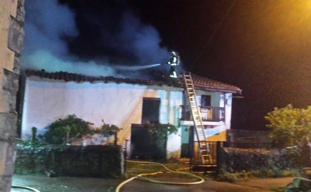 Se incendia una casa deshabitada en Villasevil