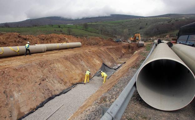 Obras de instalación de las megatuberías.