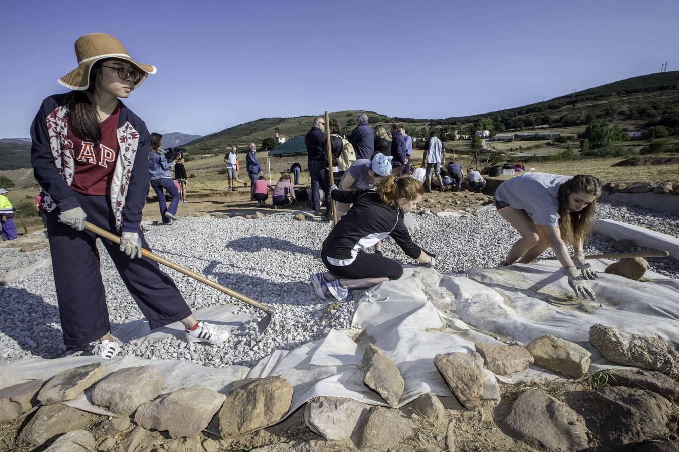 Jóvenes participantes en un campo de trabajo del yacimiento de La Cueva, en Camesa-Rebolledo (Valdeolea) donde se investigan unas termas y baños públicos romanos del Siglo III // Roberto Ruiz