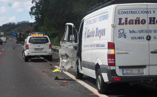 Fallece un hombre al ser arrollado tras bajarse de una furgoneta en la autovía