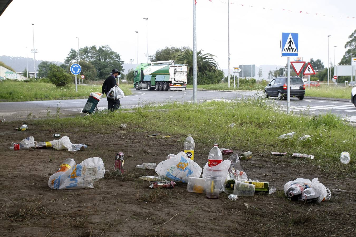 Los restos del botellón en Tanos