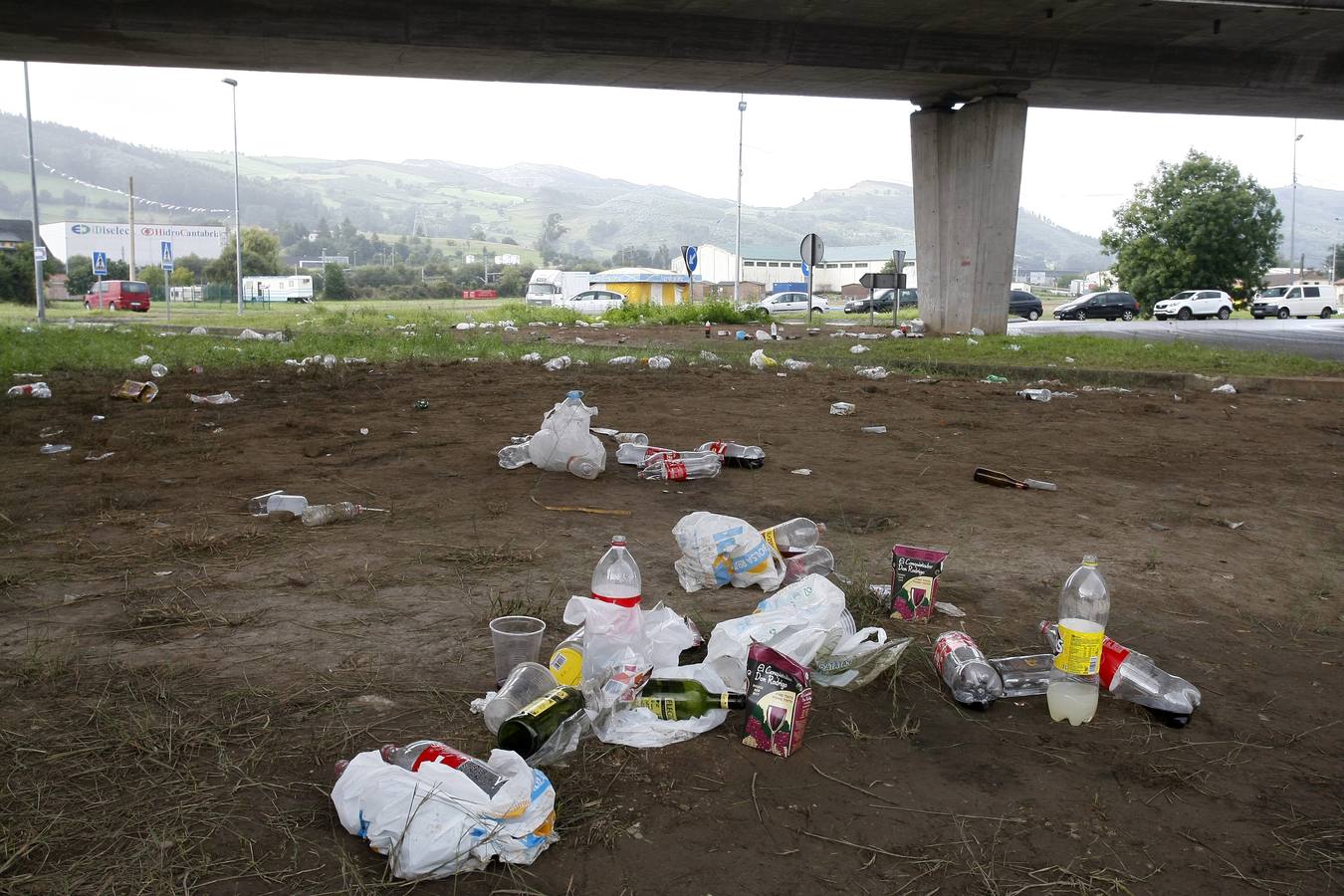 Los restos del botellón en Tanos