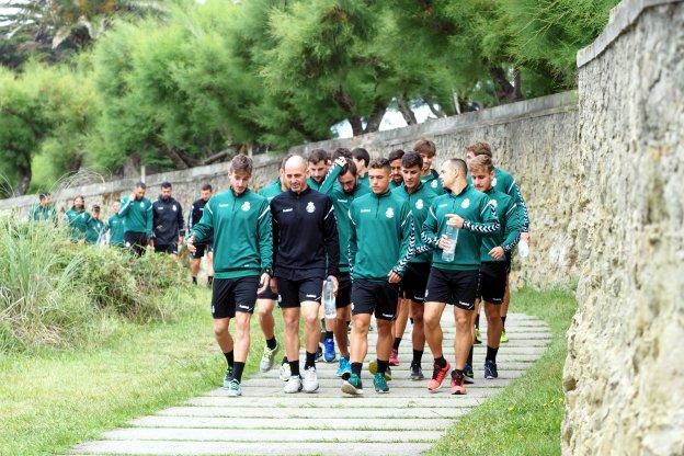 Los jugadores del Racing caminan hacia Mataleñas, donde realizaron la sesión de este jueves