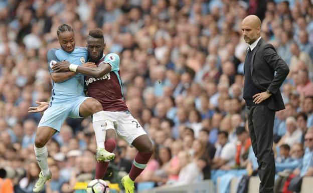 Imagen principal - Guardiola, en un partido de la Premier. 