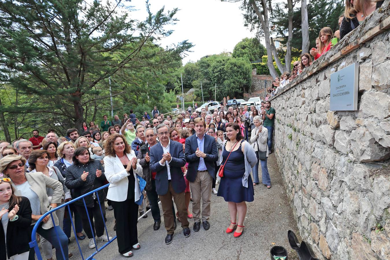 La alcaldesa descubre la placa con el nombre de Ignacio Echeverría, fallecido en el atentado de Londres