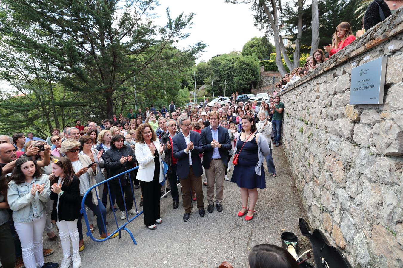 La alcaldesa descubre la placa con el nombre de Ignacio Echeverría, fallecido en el atentado de Londres