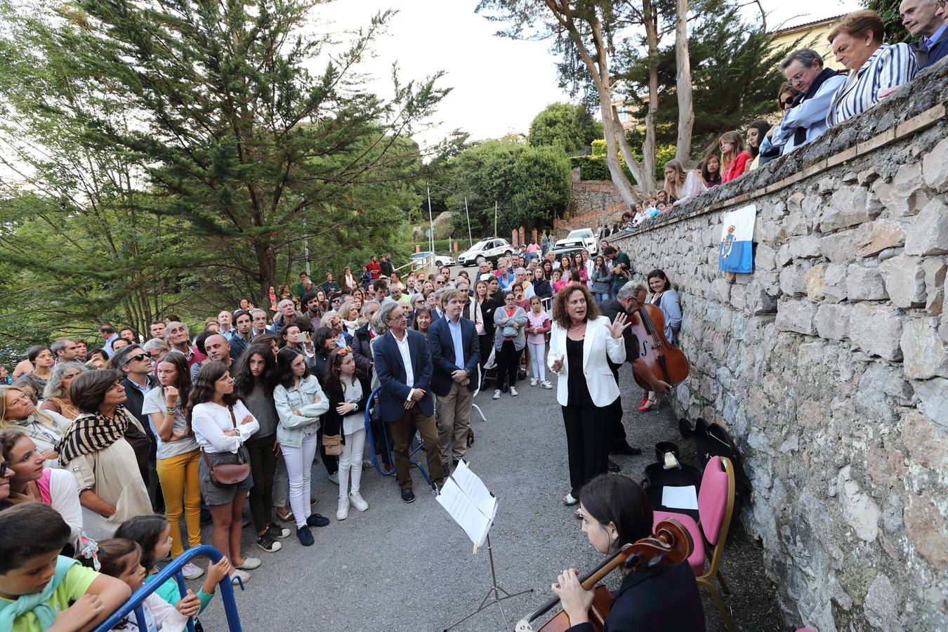 La alcaldesa descubre la placa con el nombre de Ignacio Echeverría, fallecido en el atentado de Londres