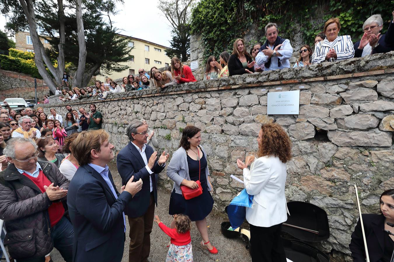 La alcaldesa descubre la placa con el nombre de Ignacio Echeverría, fallecido en el atentado de Londres