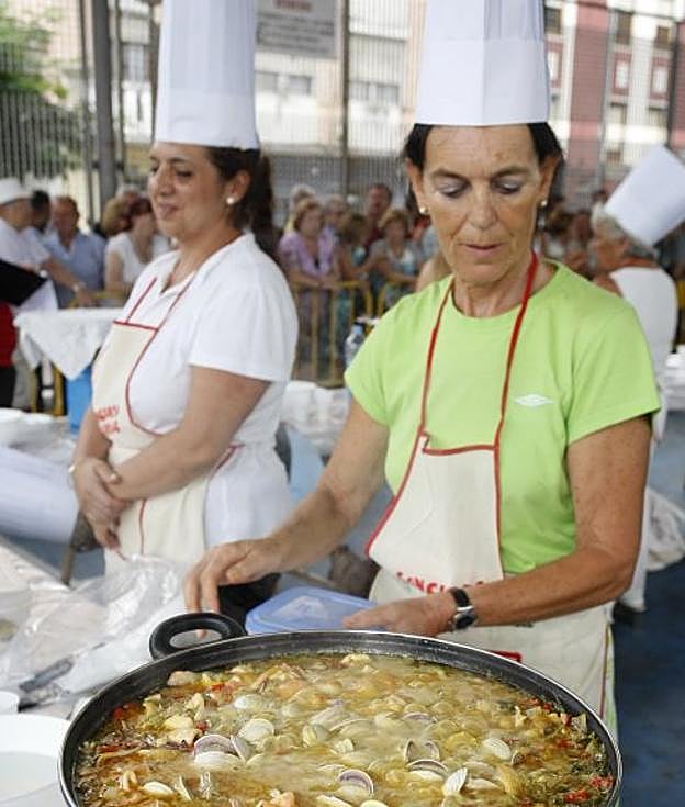 El concurso de arroz, que coordina el Club Cántabro de Campismo, es un clásico de las fiestas. 