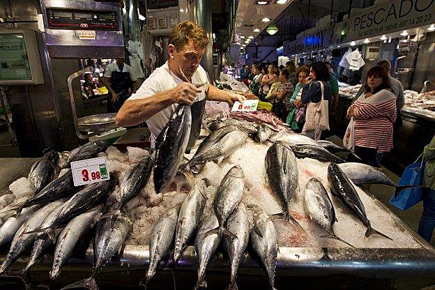Mostrador de un puesto del Mercado de la Esperanza, el pasado martes, con bonito del norte. 