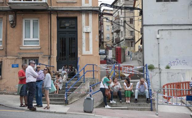 Afectados por el derrumbe del edificio de la calle del Sol.