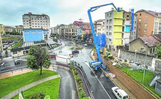 Vista desde la parte superior del túnel de Tetuán del edificio afectado por el derrumbe, situado en la calle del Sol