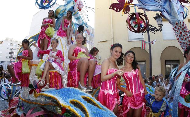Imagen principal - El año pasado la carroza ‘Apariencias’, de López y Paco, de Castro, se llevó el primer premio de la Gala Floral, como recoge la instantánea. 