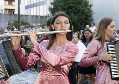 Imagen secundaria 1 - El año pasado la carroza ‘Apariencias’, de López y Paco, de Castro, se llevó el primer premio de la Gala Floral, como recoge la instantánea. 