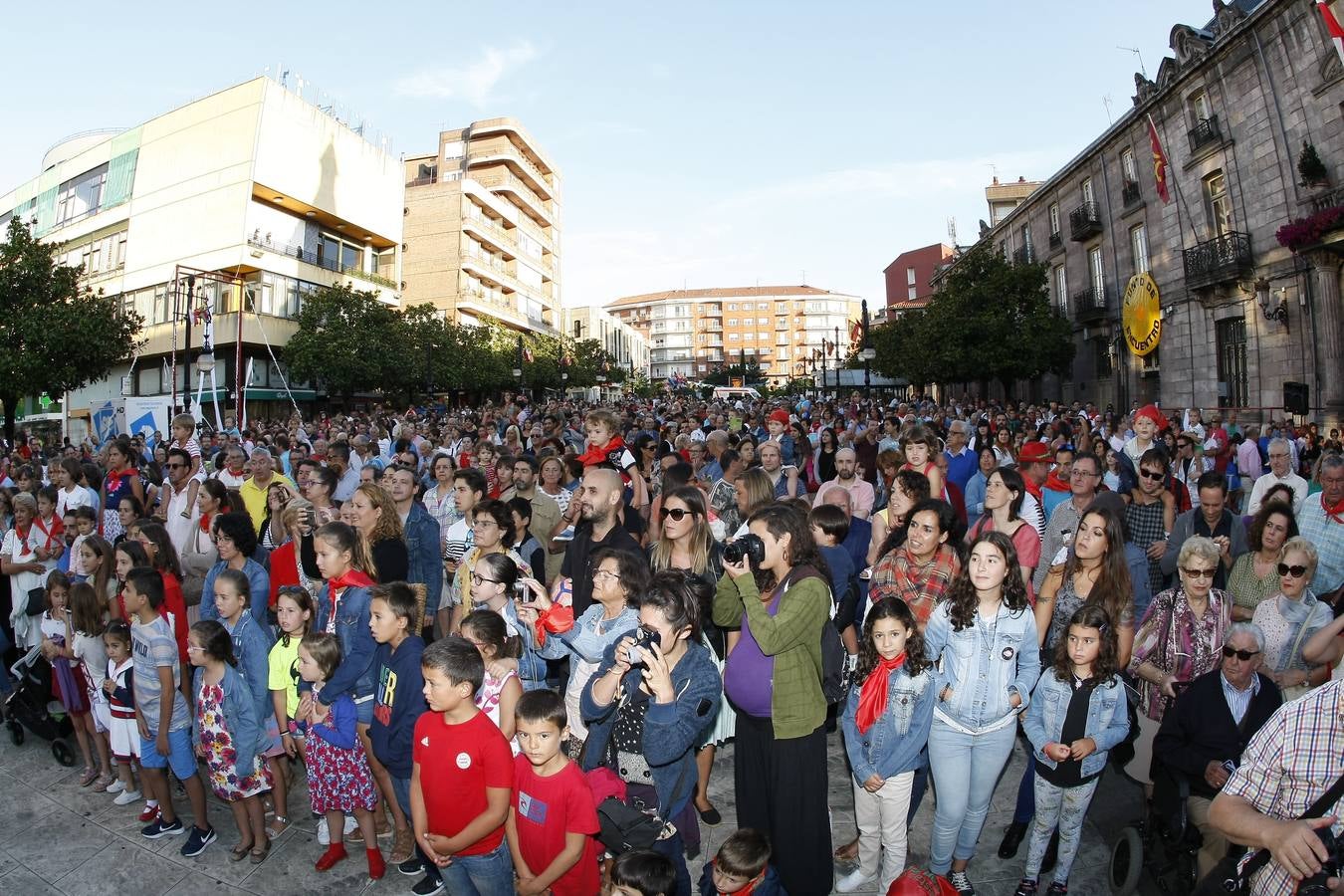 El chupinazo desata la locura en Torrelavega