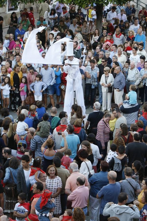 El chupinazo desata la locura en Torrelavega