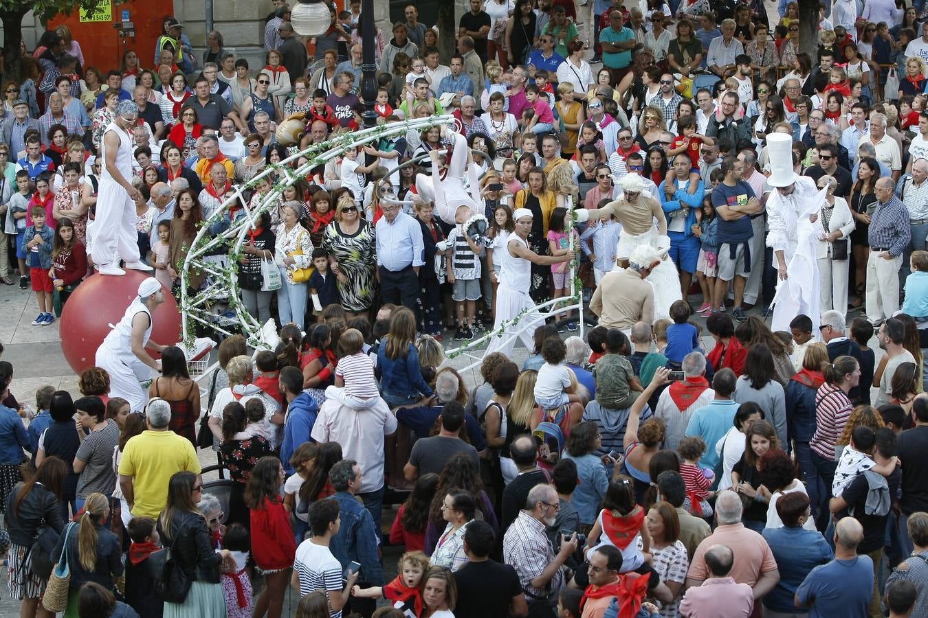 El chupinazo desata la locura en Torrelavega