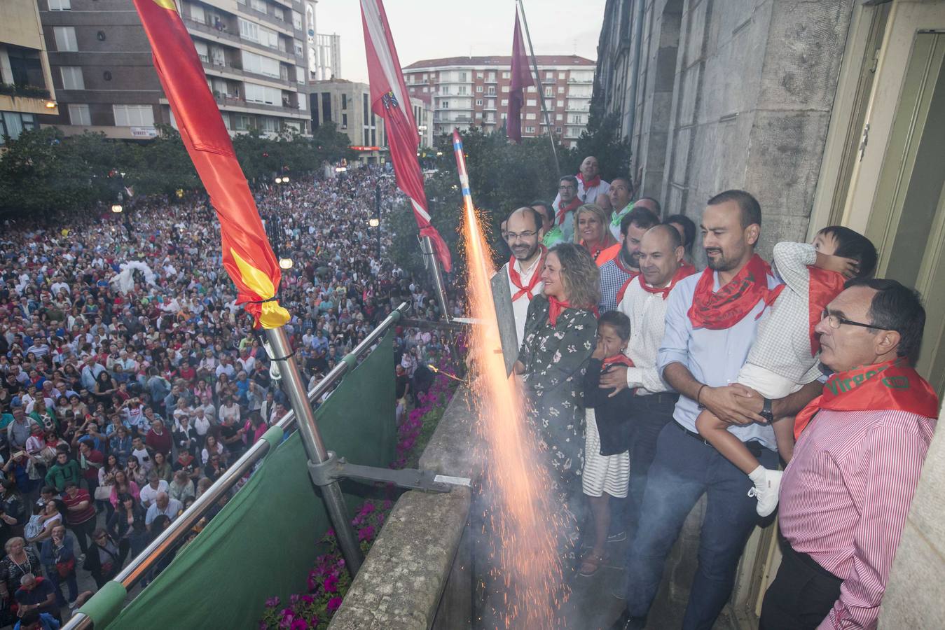 El chupinazo desata la locura en Torrelavega