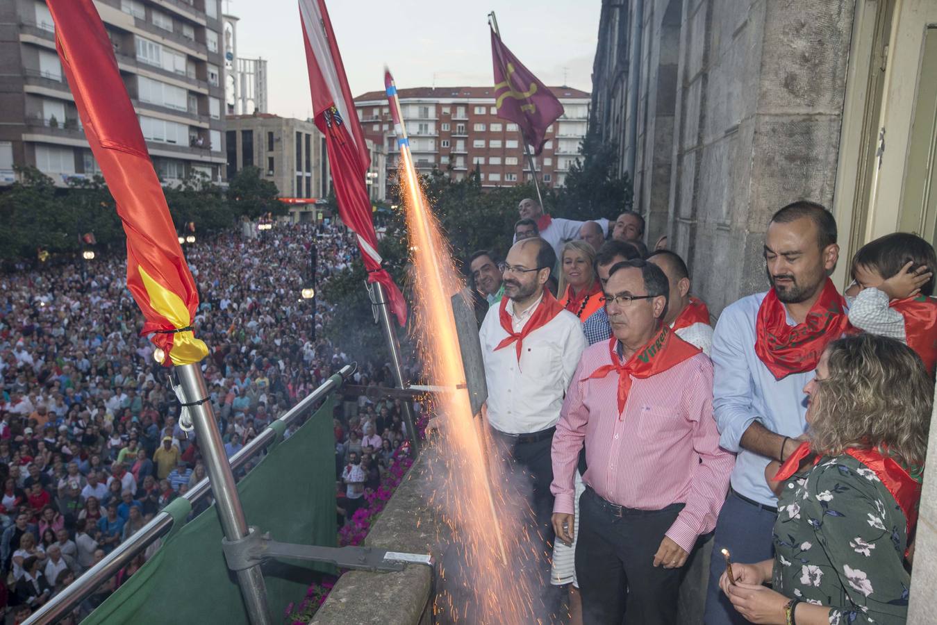 El chupinazo desata la locura en Torrelavega