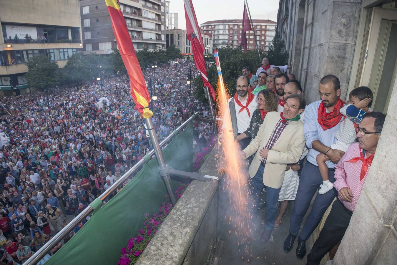 El chupinazo desata la locura en Torrelavega