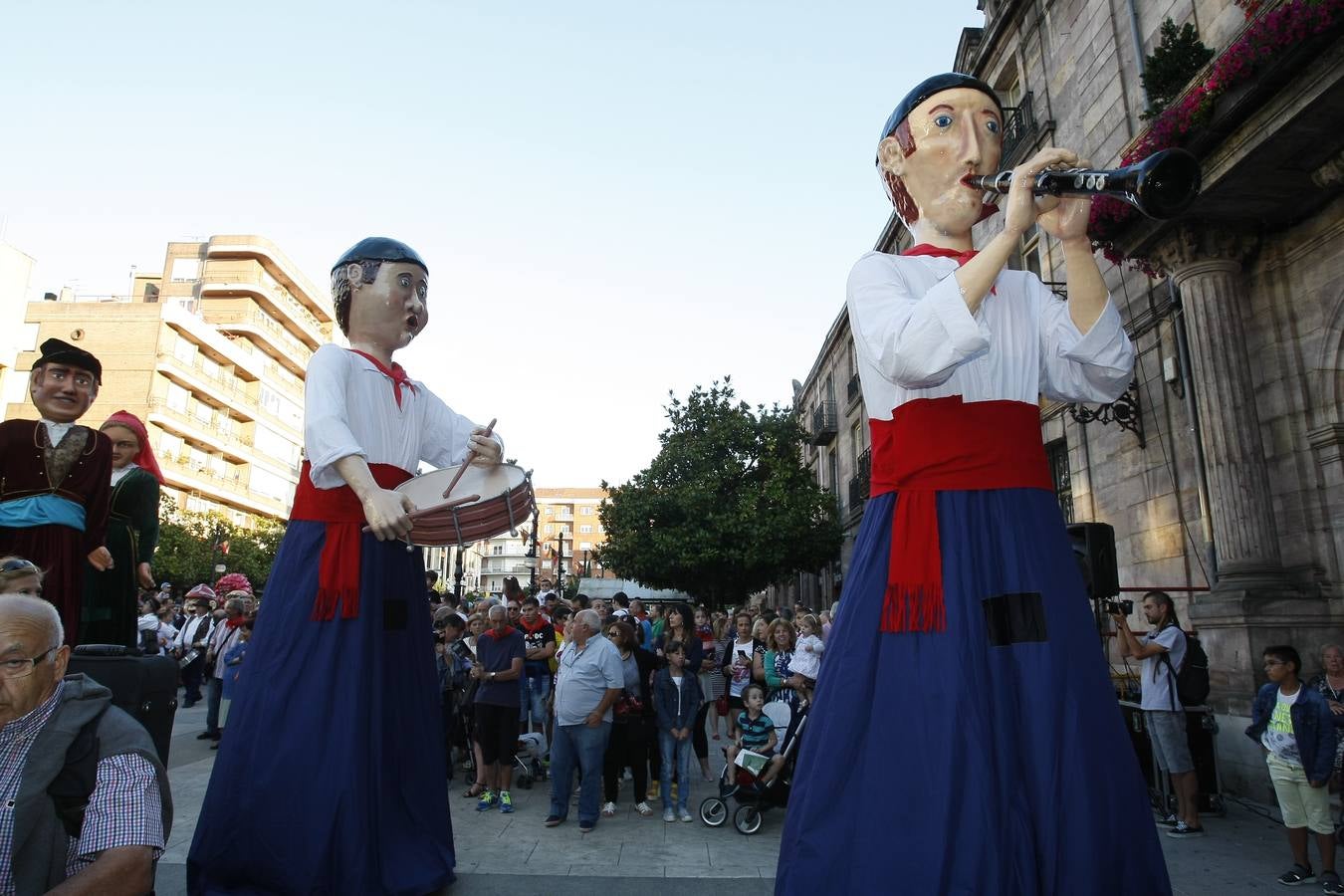 El chupinazo desata la locura en Torrelavega