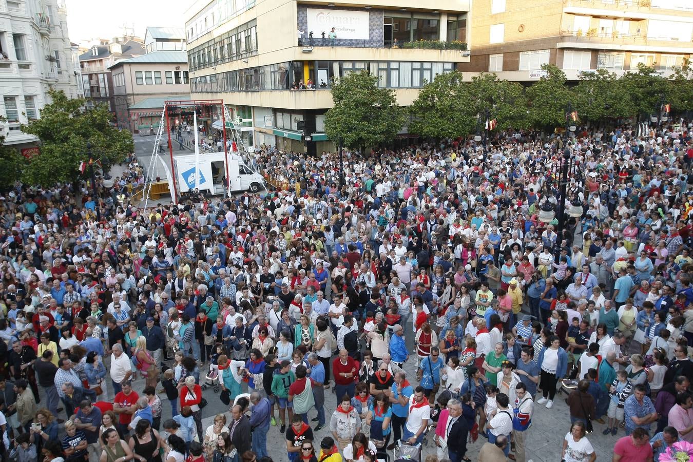 El chupinazo desata la locura en Torrelavega