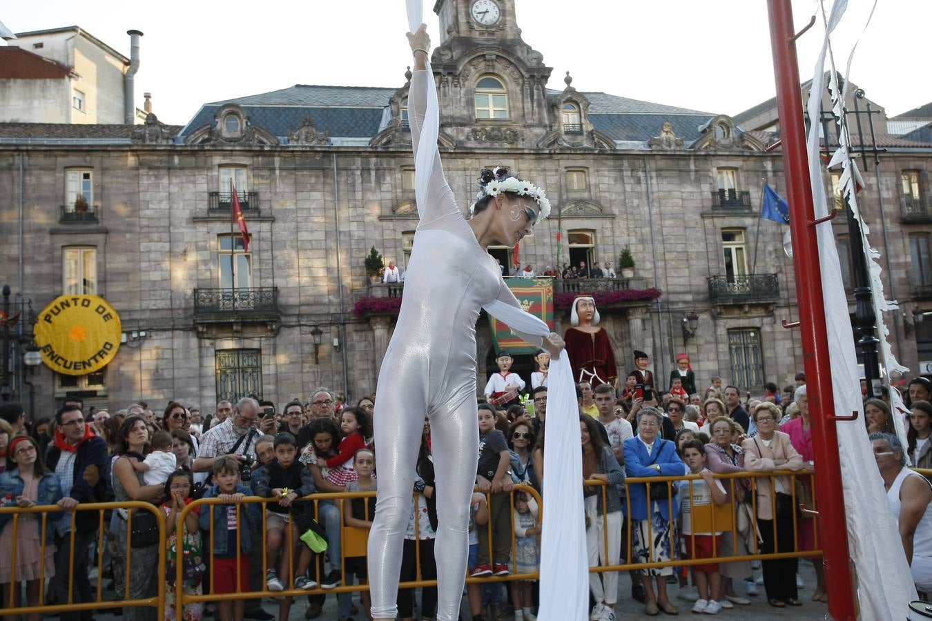 El chupinazo desata la locura en Torrelavega