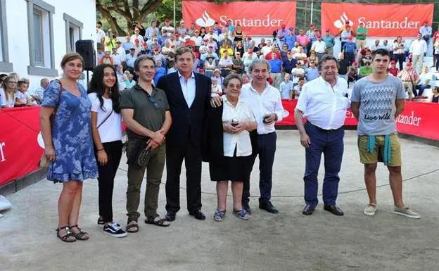 Familiares de Seín Gómez, junto a Hazas, Gómez y Ussía, en el acto del homenaje / 