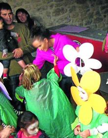 Imagen secundaria 2 - Arriba, Duran unos cinco días y son las fechas de mayor actividad. En la foto, las de El Castellar. En el medio, niños, junto a las huellas de dinosaurio. En invierno no hay ni un chaval. Abajo, a los niños, como estos de Cabra de Mora, se les agasaja. 