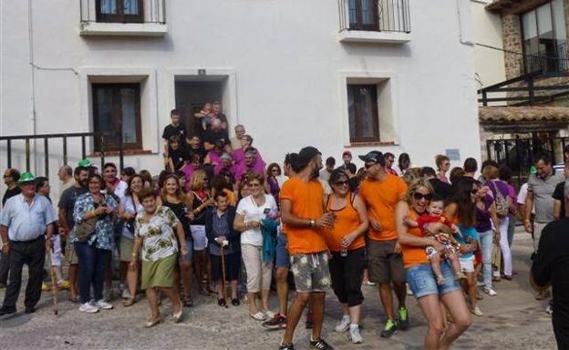 Imagen principal - Arriba, Duran unos cinco días y son las fechas de mayor actividad. En la foto, las de El Castellar. En el medio, niños, junto a las huellas de dinosaurio. En invierno no hay ni un chaval. Abajo, a los niños, como estos de Cabra de Mora, se les agasaja. 