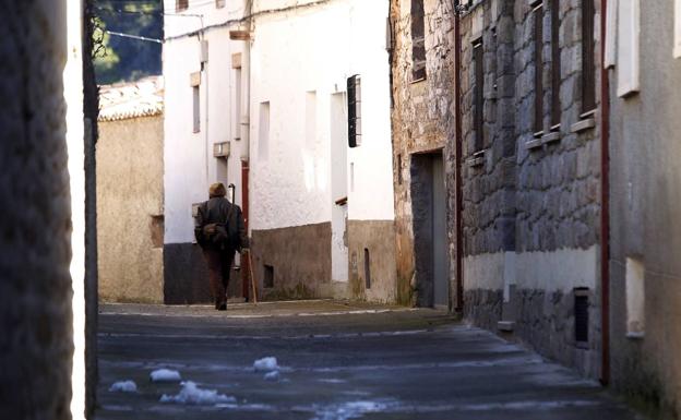 Imagen principal - Arriba, el aspecto de Cabra de Mora en invierno era el reflejo de la soledad, En el medio, cuatro son multitud... en El Castellar, donde esta imagen, aunque no parezca nada del otro mundo, es realmente insólita en los duros meses de invierno, cuando no llegan ni a cuarenta vecinos. Abajo, las semanas de agosto se viven con intensidad. El regreso de los familiares y descendientes es cada vez más esporádico. Antes pasaban el verano entero en el pueblo, pero ahora van la semana de las fiestas y algún día suelto.