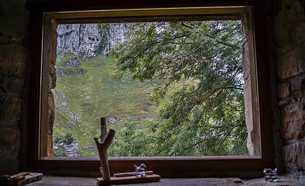 La postal está al otro lado de la ventana. 