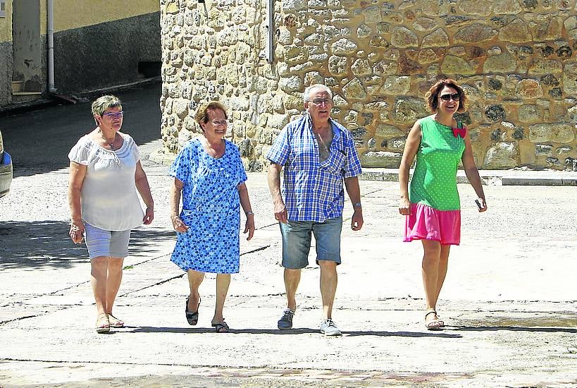 Imagen secundaria 1 - Arriba, el aspecto de Cabra de Mora en invierno era el reflejo de la soledad, En el medio, cuatro son multitud... en El Castellar, donde esta imagen, aunque no parezca nada del otro mundo, es realmente insólita en los duros meses de invierno, cuando no llegan ni a cuarenta vecinos. Abajo, las semanas de agosto se viven con intensidad. El regreso de los familiares y descendientes es cada vez más esporádico. Antes pasaban el verano entero en el pueblo, pero ahora van la semana de las fiestas y algún día suelto.