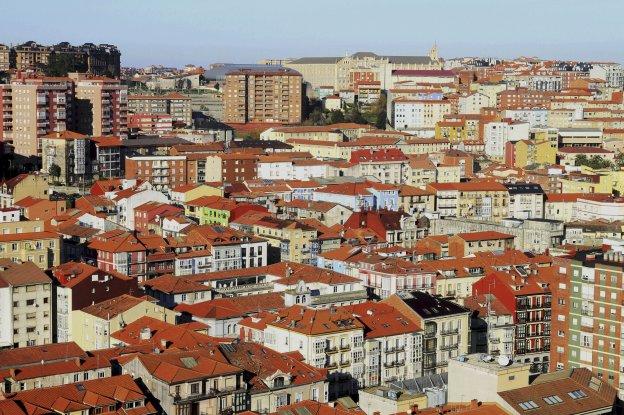 La población de Cantabria se ha ‘aglomerado’ con cierta rapidez a lo largo de su costa. La prioridad es mejorar las conexiones costeras por carretera y ferrocarril.