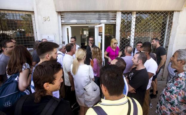 Los trabajadores de Eulen esperan para entrar en la asamblea. 