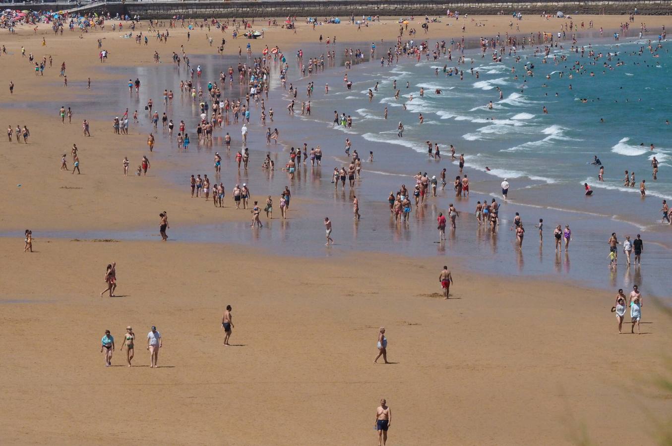 Las playas de El Sardinero, abarrotadas este domingo