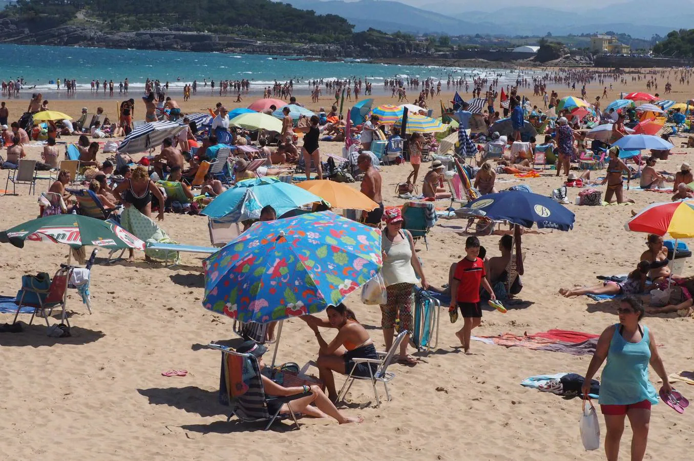 Las playas de El Sardinero, abarrotadas este domingo