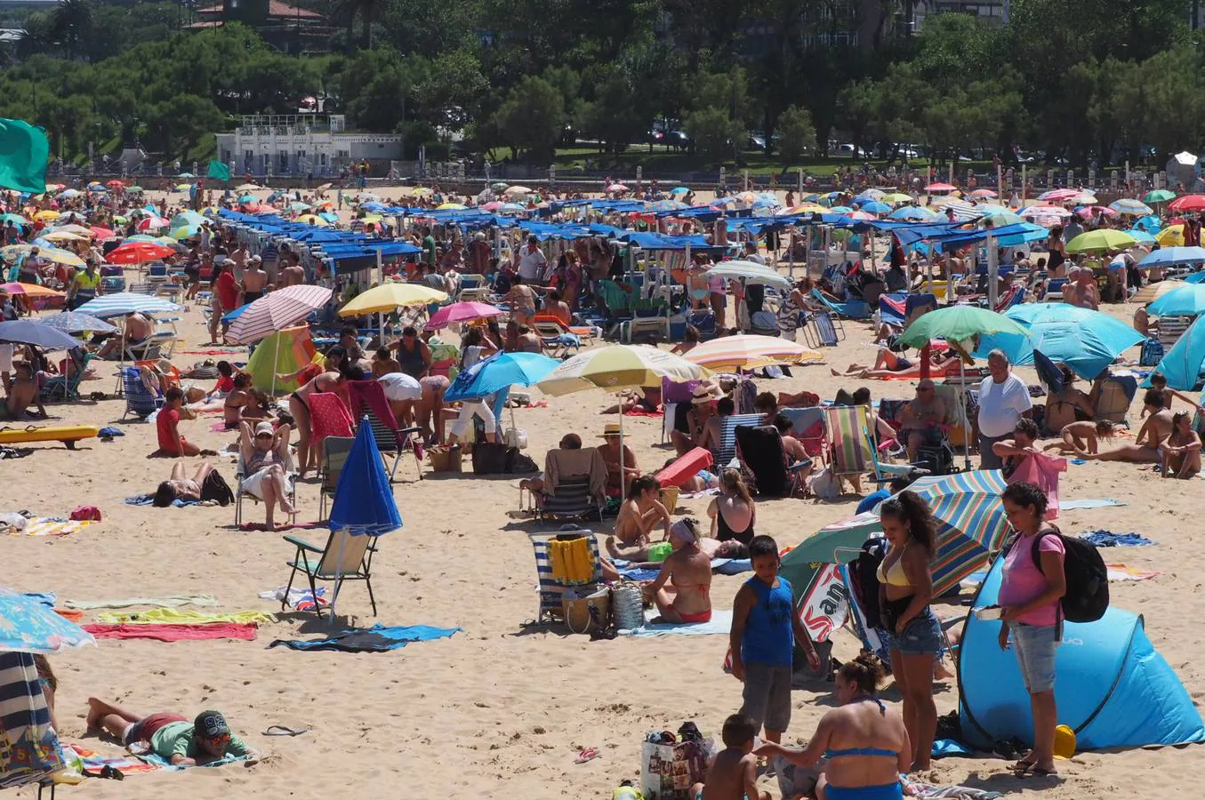 Las playas de El Sardinero, abarrotadas este domingo