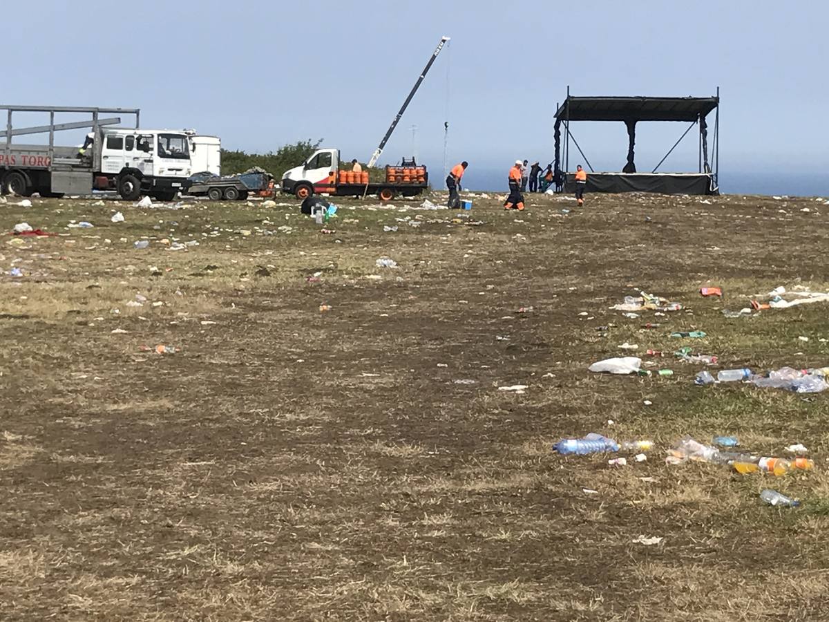 La basura que dejó el Delirium Festival en el cabo Quintres de Ajo