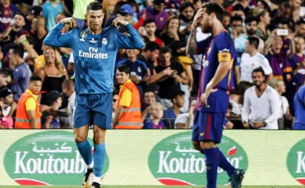 Cristiano Ronaldo (izq.) celebra un gol ante Leo Messi.