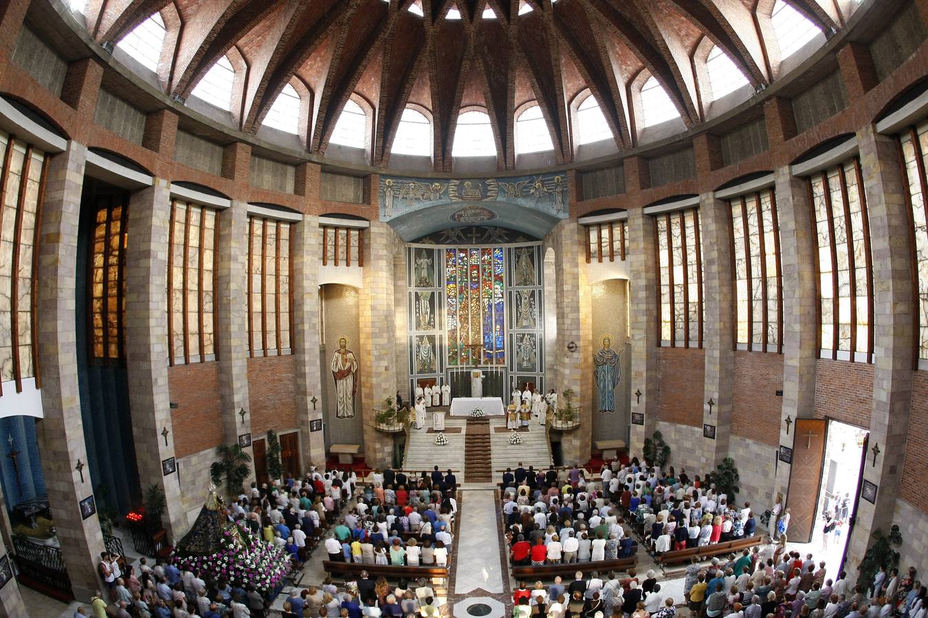 Fervor por la Virgen Grande en la procesión de Torrelavega