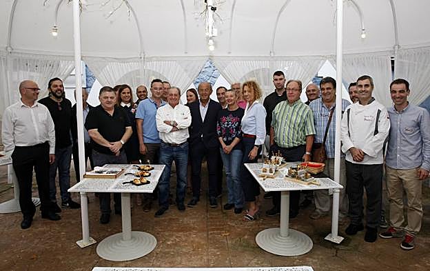 Cofrades, junto a los pinchos ganador (dcha.) y finalista (izqda.) del certamen organizado en la previa a los actos anuales.