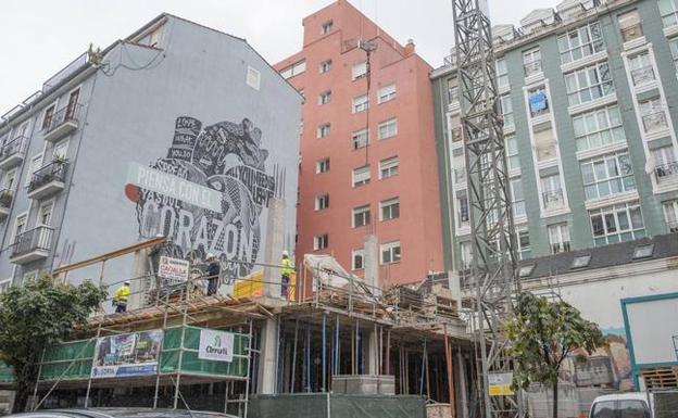 La construcción de un edifico en Peña Herbosa comienza a ocultar el mural de Boa Mistura. 