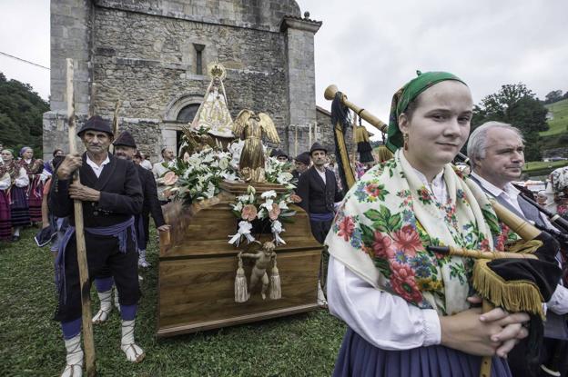 Cientos de personas honraron a la Virgen en su salida del santuario de Valvanuz.