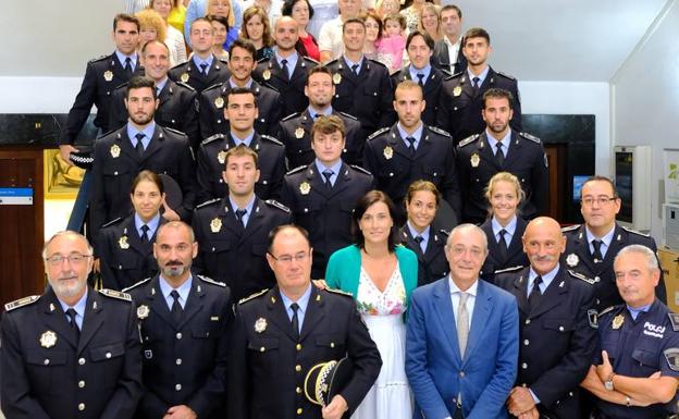 Carla García, junto a la alcaldesa de Santander, Gema Igual, y los nuevos agentes. 