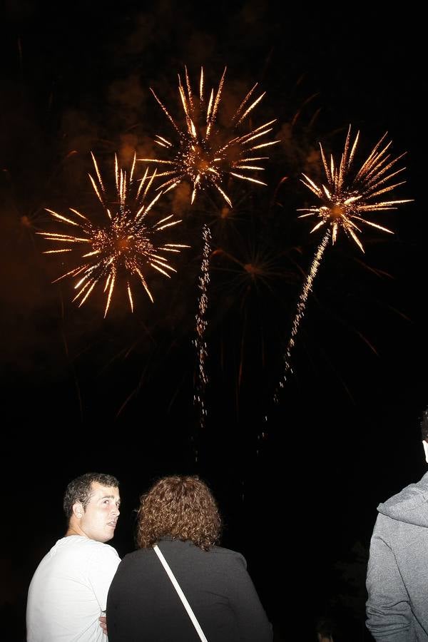A las 00.00 horas en el Bulevar Ronda, junto al pabellón María Pardo de Nueva Ciudad, ayer día 15 de agosto, se pudo disfrutar de los fuegos artificiales.